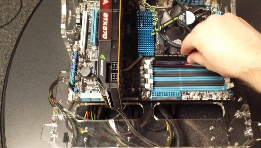 5 Ways to Fix the Red CPU Light On A Motherboard (2024)