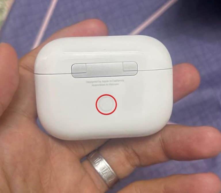 How to Fix AirPods Case Not Charging No Light (2024)
