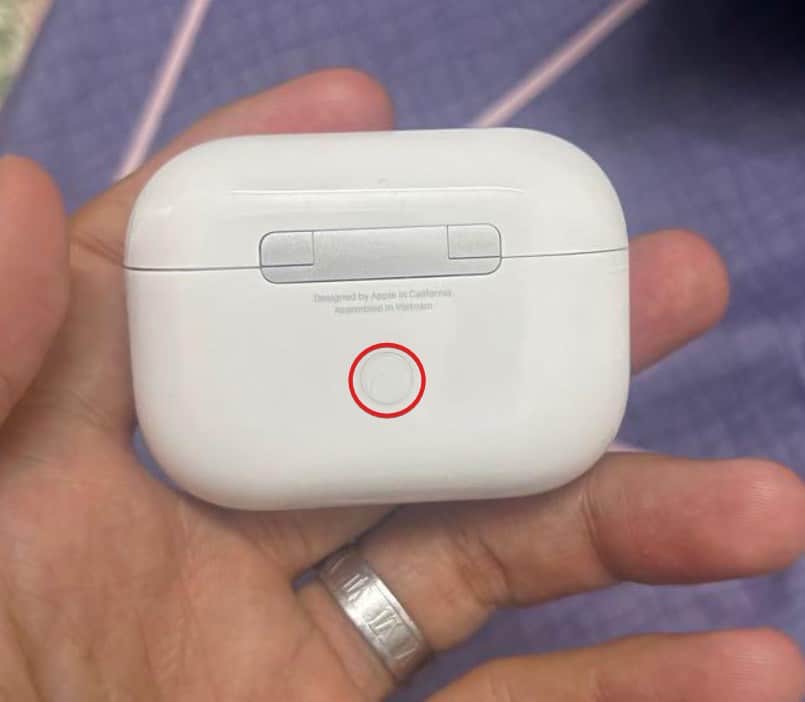 How to Fix AirPods Case Not Charging No Light